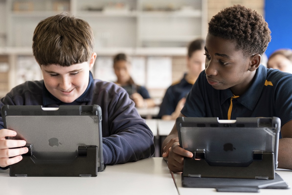 Studenti che collaborano con iPad in classe