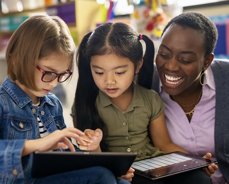 Insegnante e studenti con iPad